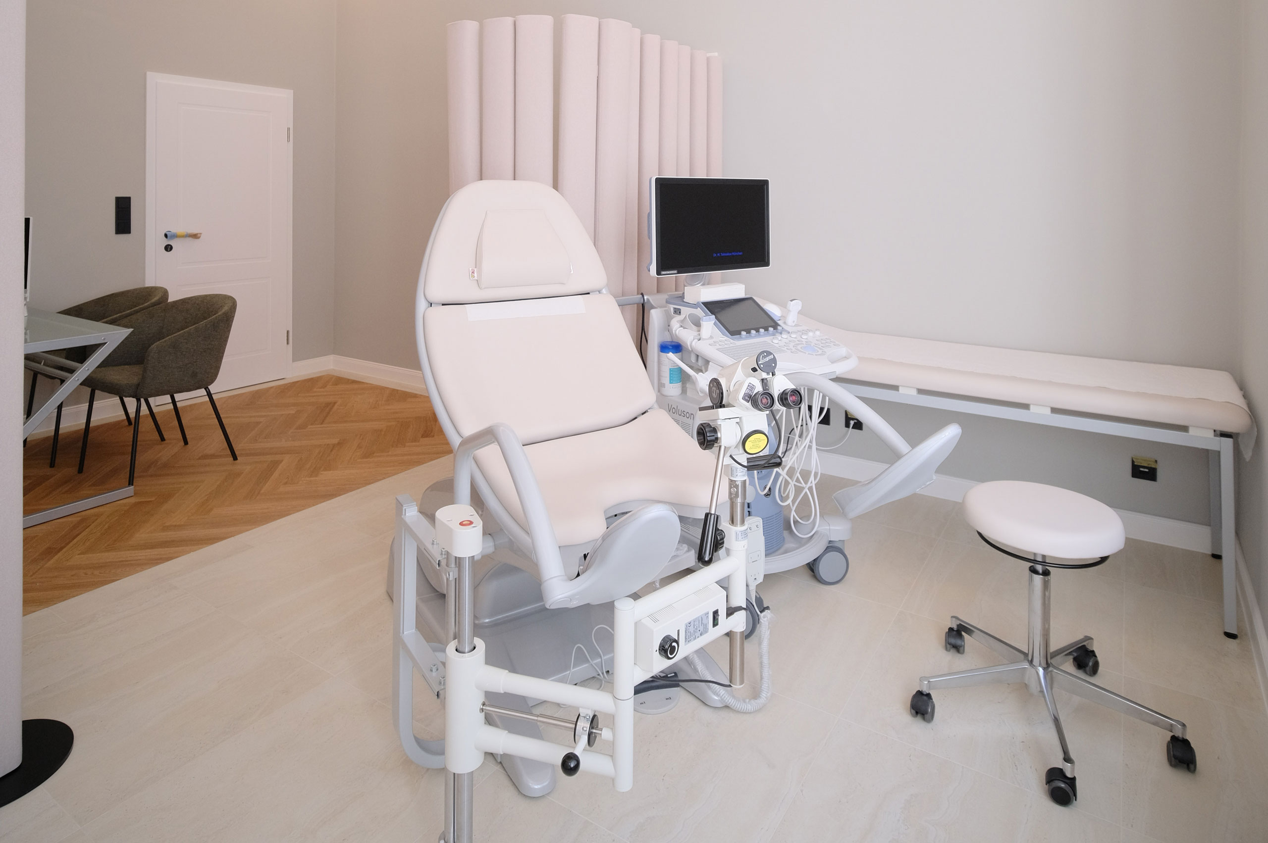 Behandlungsraum in Frauenarztpraxis